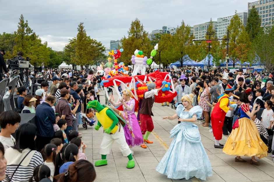 신용카드 결제 및 멤버십 할인으로 선물세트를 알뜰하게 구매하는 스마트폰 결제 화면 일러스트